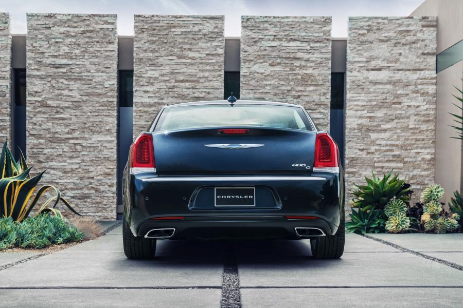  Chrysler 300C Platinum 2015 года  (фото 26 из 47)